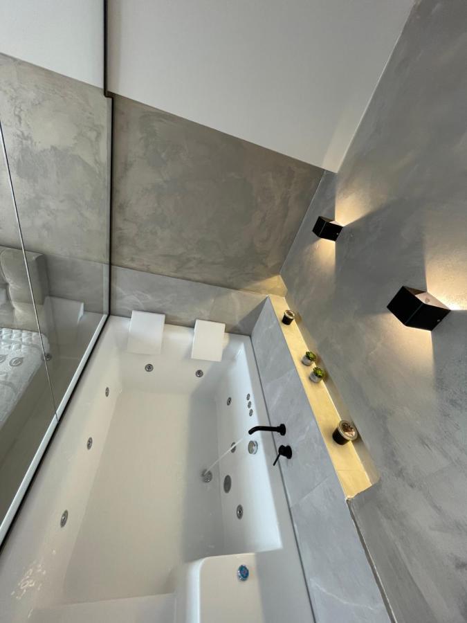 Jacuzzi Suite Ladadika Салоники Экстерьер фото